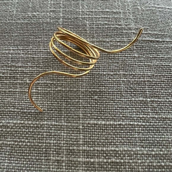 Pre-Bundled!! Gold tone geometric boho wire hanging earrings & 5 wire rings - Picture 4 of 5